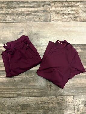 Ava Therese Zavate Women’s Wine Scrub Set Large